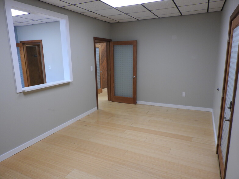 104 S Estes Dr, Chapel Hill, NC for lease - Interior Photo - Image 2 of 7