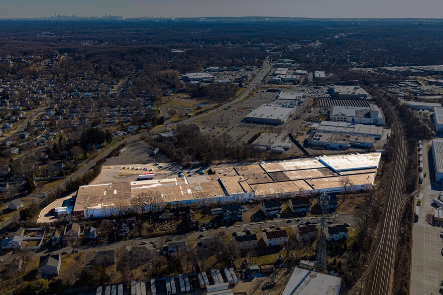 450 Oak Tree Ave, South Plainfield, NJ for lease - Building Photo - Image 1 of 3