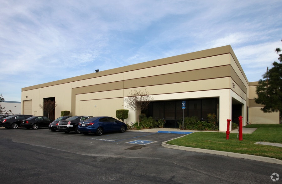 1931 Sampson Ave, Corona, CA for lease - Primary Photo - Image 3 of 8