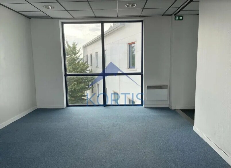 Office in Genay for lease - Interior Photo - Image 3 of 5