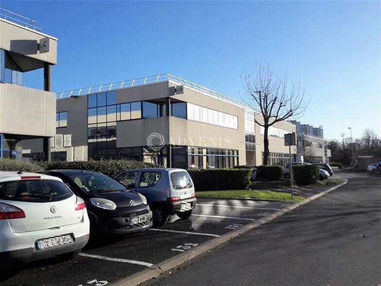 Flex in Gennevilliers for lease - Building Photo - Image 1 of 6