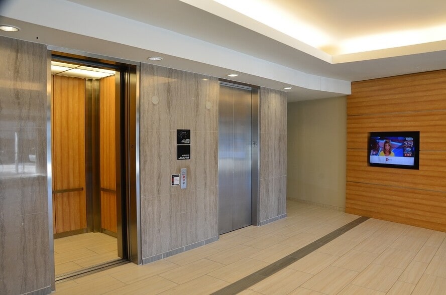 15400 Knoll Trail Dr, Dallas, TX for lease - Lobby - Image 3 of 24