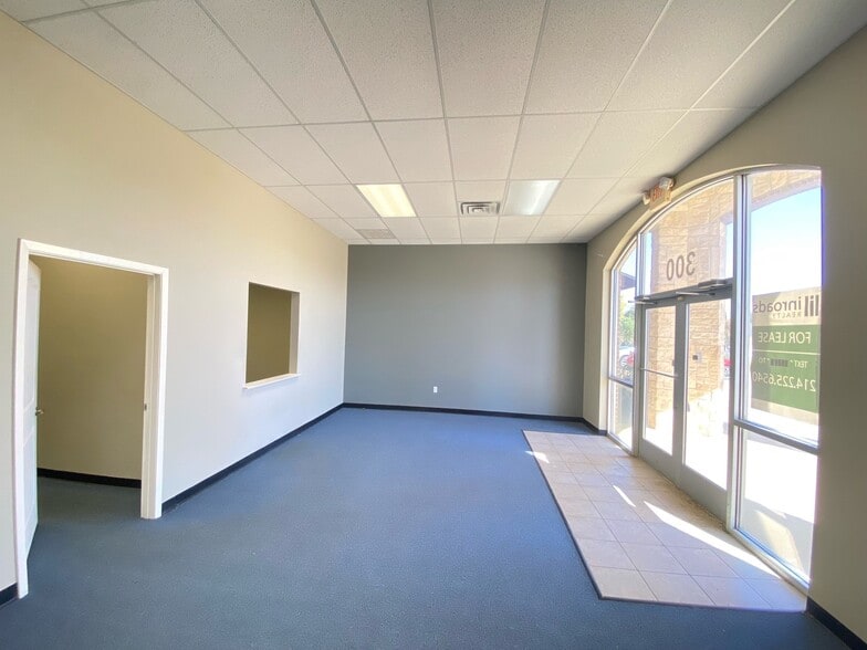 104-106 Grapevine Hwy, Hurst, TX for lease - Interior Photo - Image 3 of 6