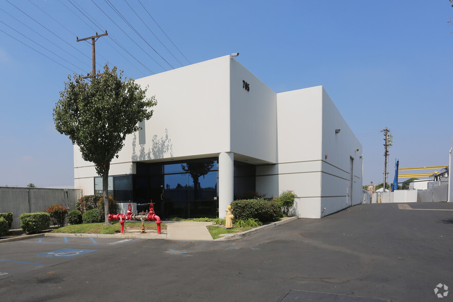 705 E Debra Ln, Anaheim, CA for lease - Building Photo - Image 1 of 5