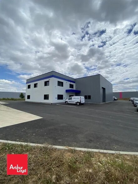 Flex in Chartres for sale - Building Photo - Image 1 of 6