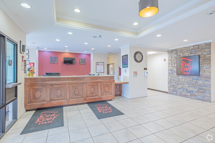 Red Roof Inn & Clarion Pointe portfolio of 2 properties for sale on LoopNet.com - Lobby - Image 3 of 23