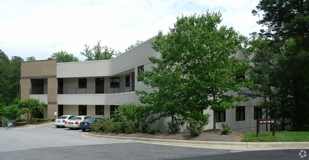 312-326 Cloister Ct, Chapel Hill, NC for lease - Primary Photo - Image 1 of 8