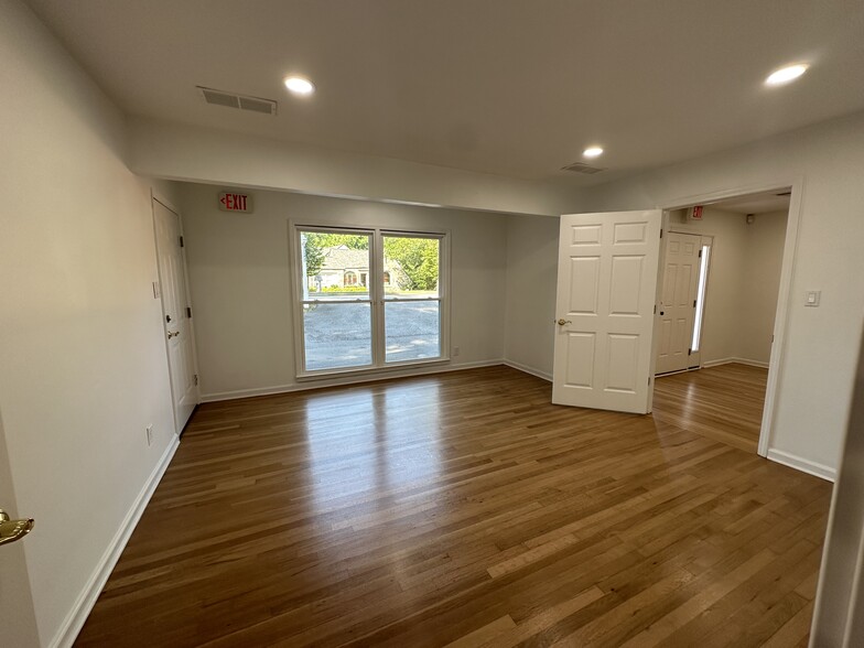 3717 Chamblee Dunwoody Rd, Atlanta, GA for lease - Interior Photo - Image 2 of 6