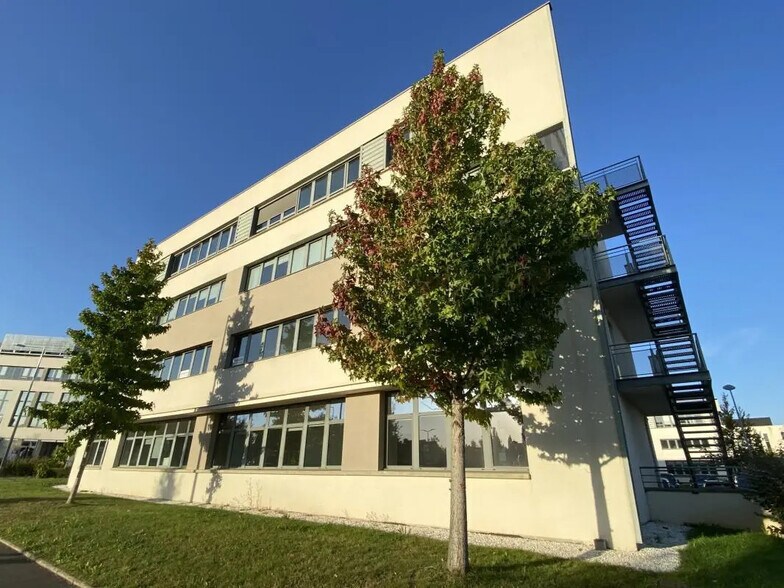 Office in Saint-Grégoire for lease - Building Photo - Image 3 of 12