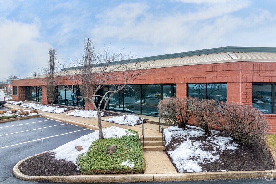 975 Berkshire Blvd, Wyomissing, PA for lease - Building Photo - Image 3 of 13