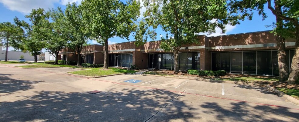 211-285 W Airtex Blvd, Houston, TX for lease - Building Photo - Image 1 of 10