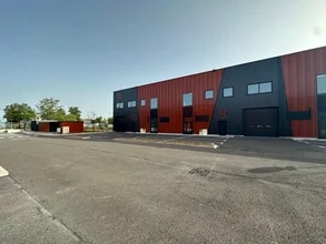 Flex in Saint-Ouen-l'Aumône for lease Building Photo- Image 2 of 5