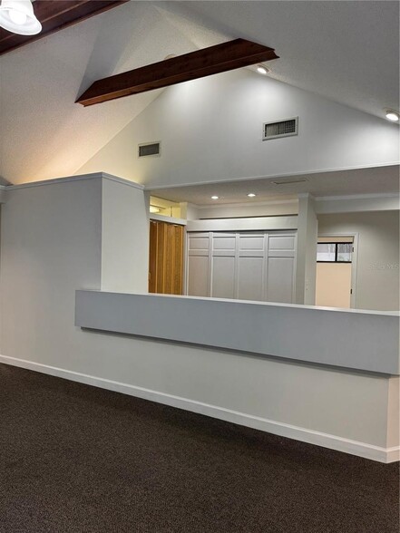 17 NW 33rd Ct, Gainesville, FL for lease - Interior Photo - Image 3 of 13