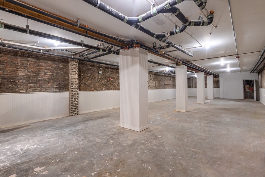 23 W Broughton St, Savannah, GA for lease - Building Photo - Image 2 of 12