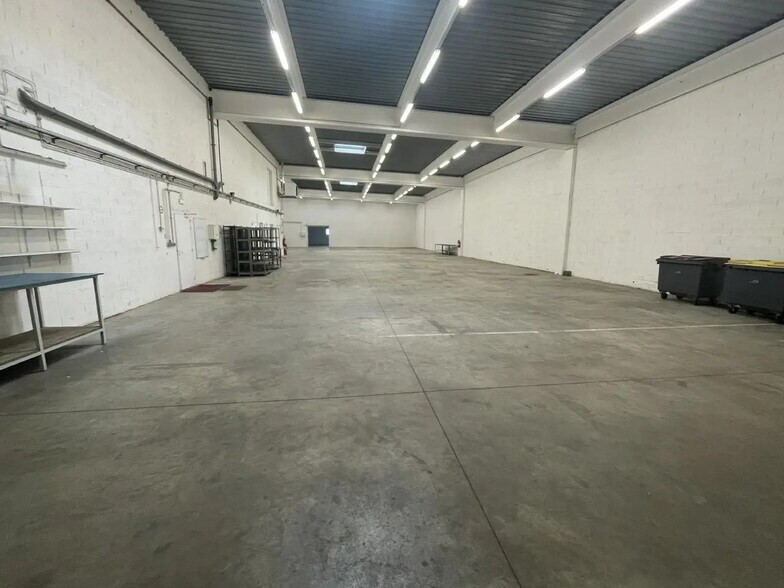 Flex in Metz for lease - Building Photo - Image 3 of 11