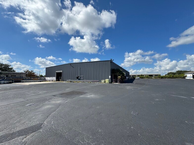 2910 Cargo St, Fort Myers, FL for lease - Building Photo - Image 2 of 6