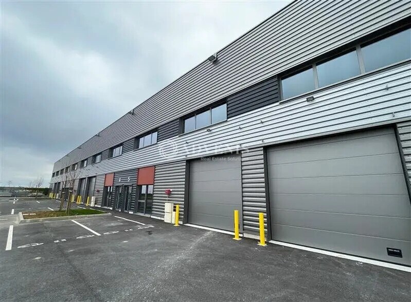 Flex in Le Thillay for lease - Building Photo - Image 1 of 7