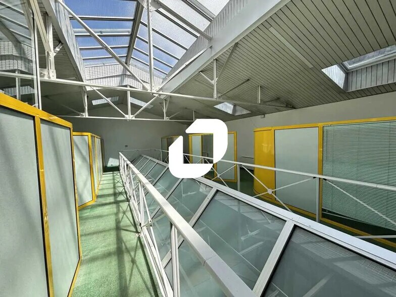Office in Bordeaux for lease - Building Photo - Image 3 of 9