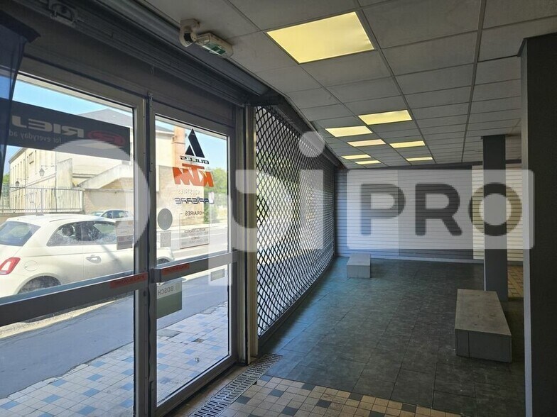 Retail in Libourne for lease - Interior Photo - Image 2 of 10