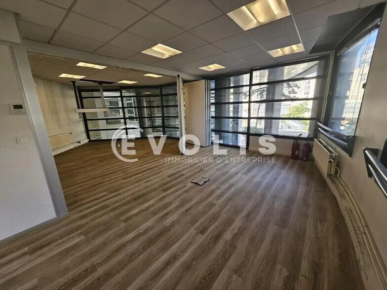 Office in Sceaux for lease - Building Photo - Image 2 of 31