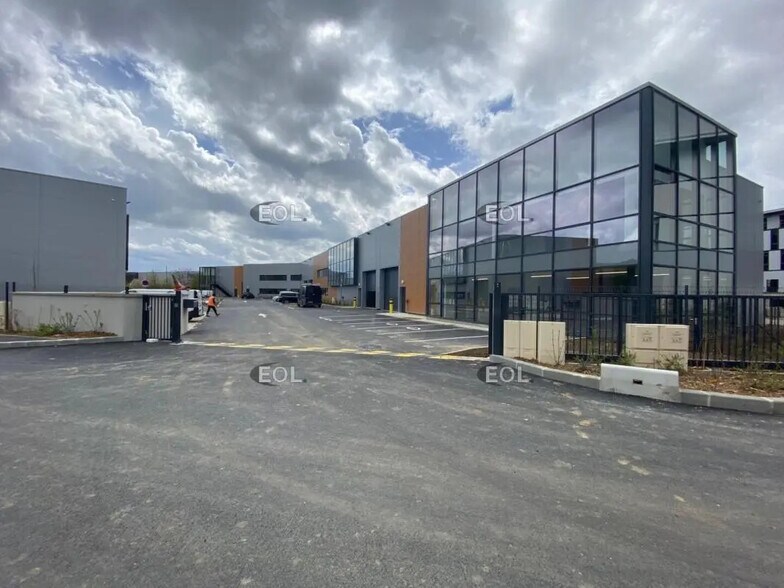 Flex in Grigny for lease - Building Photo - Image 3 of 6