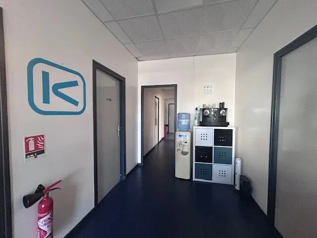 Office in Châtenoy-le-Royal for lease Interior Photo- Image 1 of 5