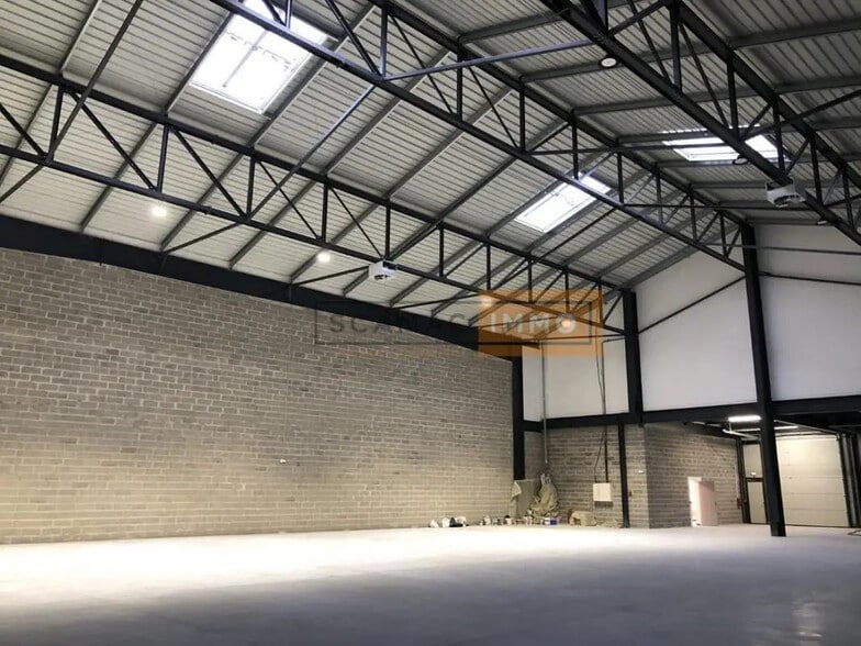 Flex in Gennevilliers for sale - Building Photo - Image 2 of 5