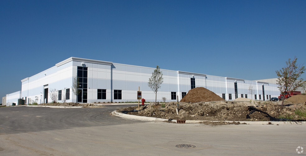 140-148 S Pinnacle Dr, Romeoville, IL for lease - Building Photo - Image 3 of 11