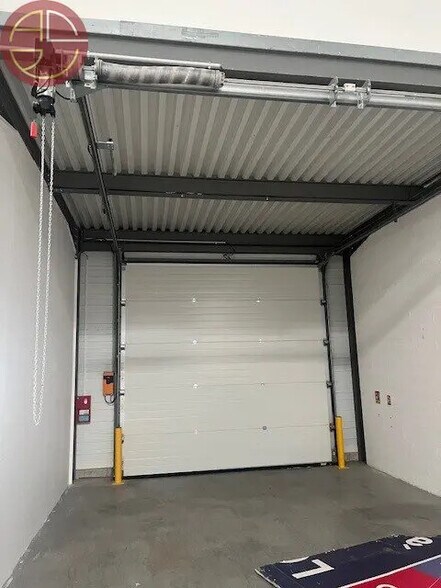 Industrial in Toulouse for lease - Interior Photo - Image 3 of 9
