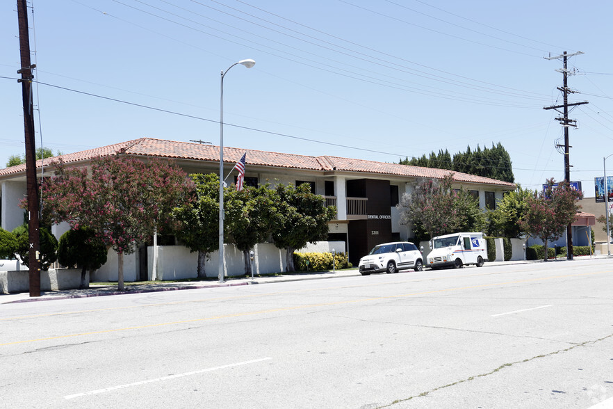 23111 Ventura Blvd, Woodland Hills, CA for lease - Primary Photo - Image 1 of 30