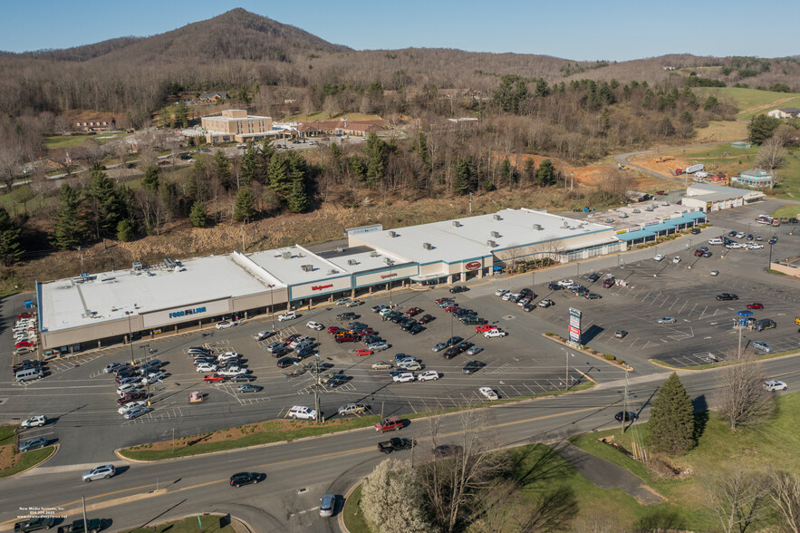 733-789 E Main St, Jefferson, NC for lease - Building Photo - Image 1 of 2