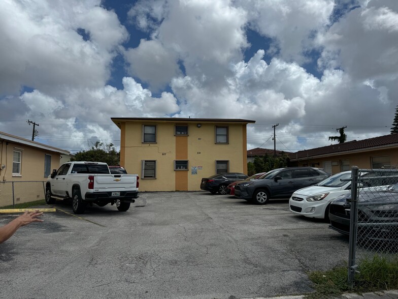 231 E 7th St, Hialeah, FL for sale - Building Photo - Image 1 of 35