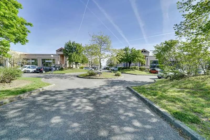 Office in Bron for lease - Building Photo - Image 2 of 15