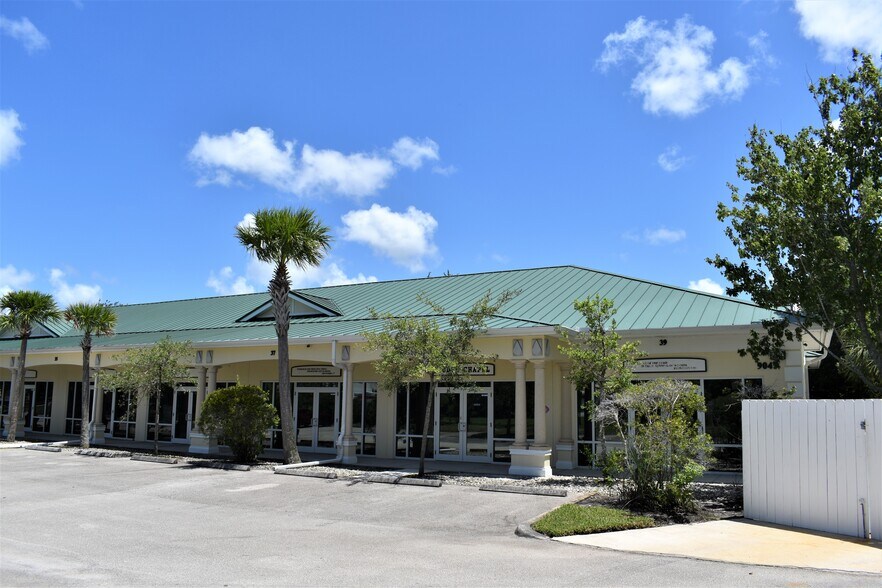 9015 Americana Rd, Vero Beach, FL for sale - Building Photo - Image 1 of 7