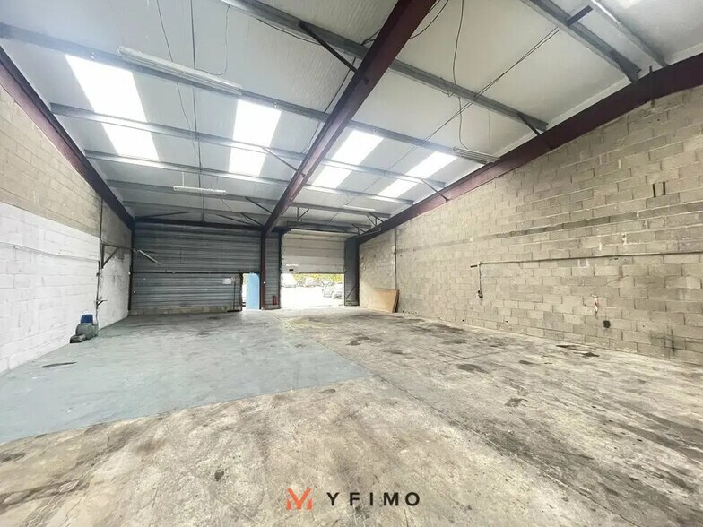 Flex in Ecquevilly for lease - Interior Photo - Image 2 of 8