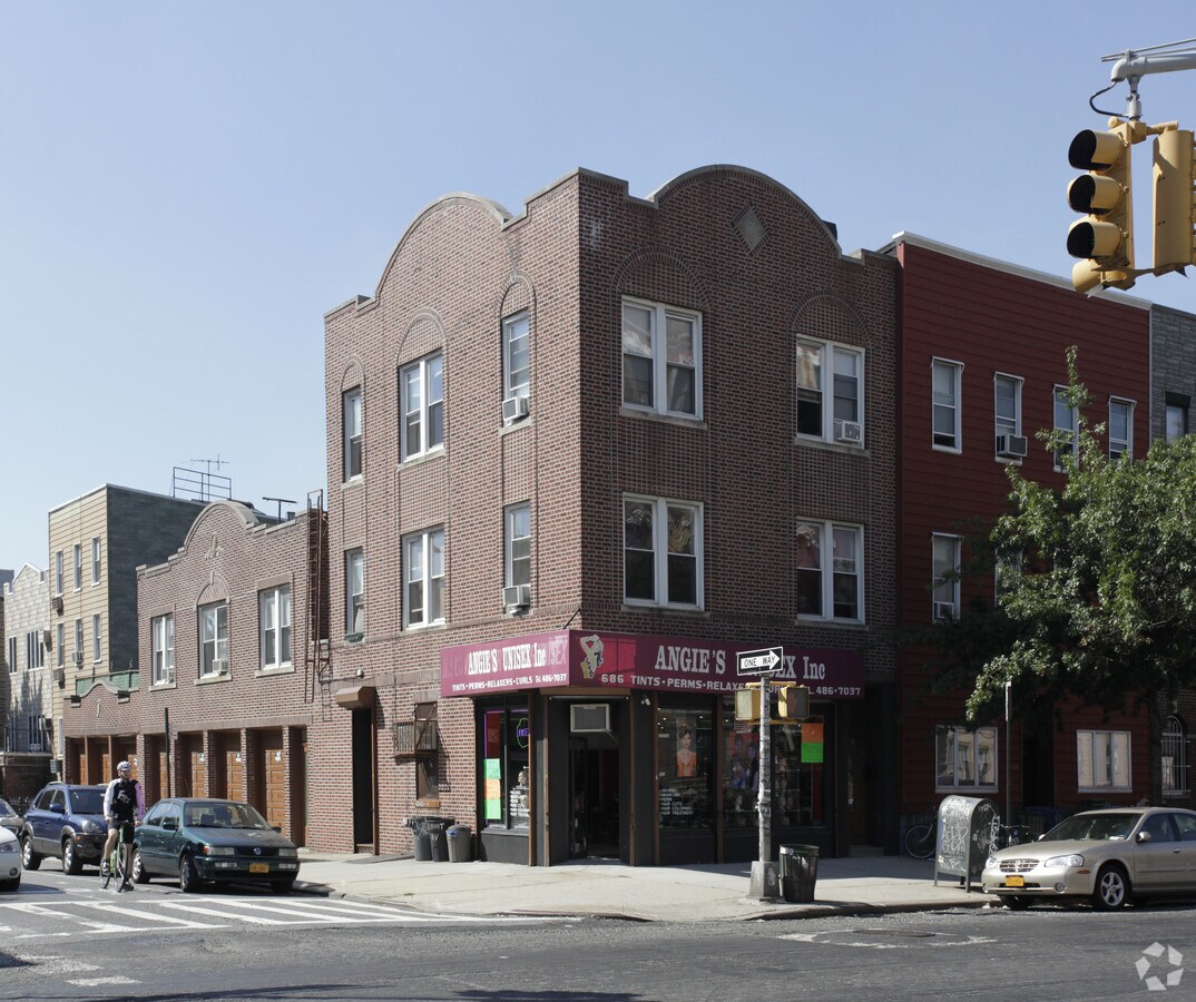 686 Metropolitan Ave, Brooklyn, NY 11211