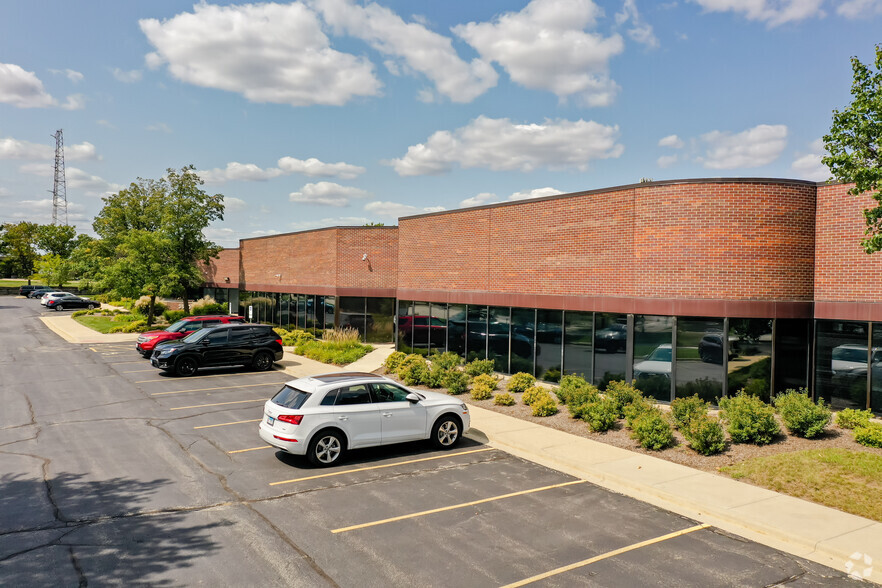 3550 W Salt Creek Ln, Arlington Heights, IL for lease - Building Photo - Image 1 of 8