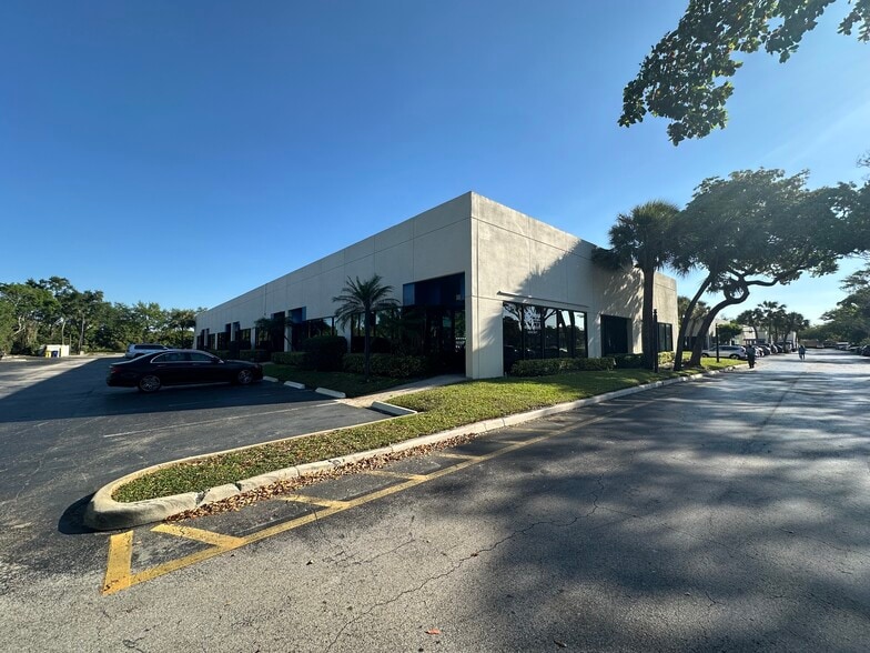 943 Clint Moore Rd, Boca Raton, FL for sale - Building Photo - Image 2 of 10