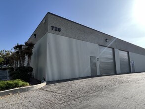 725 E Cochran St, Simi Valley, CA for lease Building Photo- Image 1 of 3