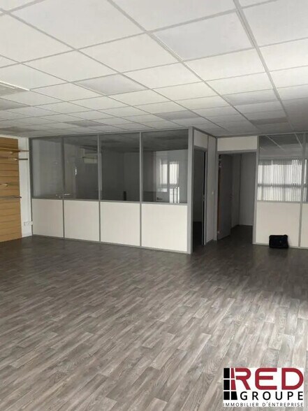 Office in Aubagne for sale - Building Photo - Image 2 of 6