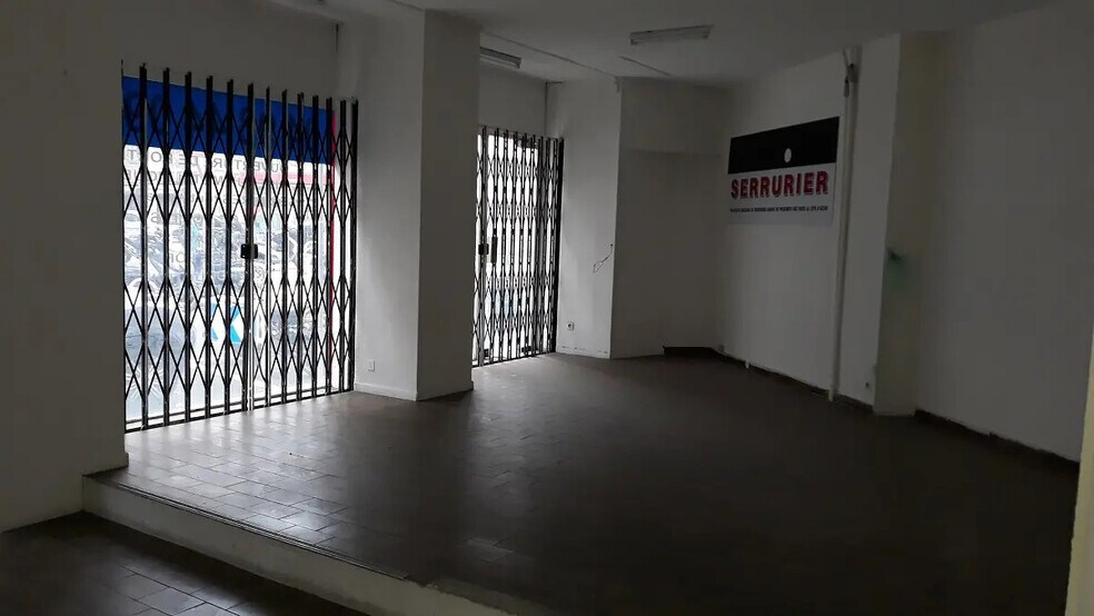 Retail in Nice for lease - Interior Photo - Image 3 of 4