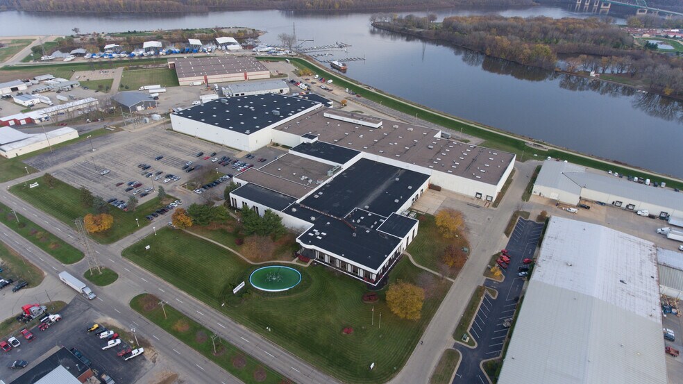 2460 Kerper Blvd, Dubuque, IA for lease - Building Photo - Image 1 of 5