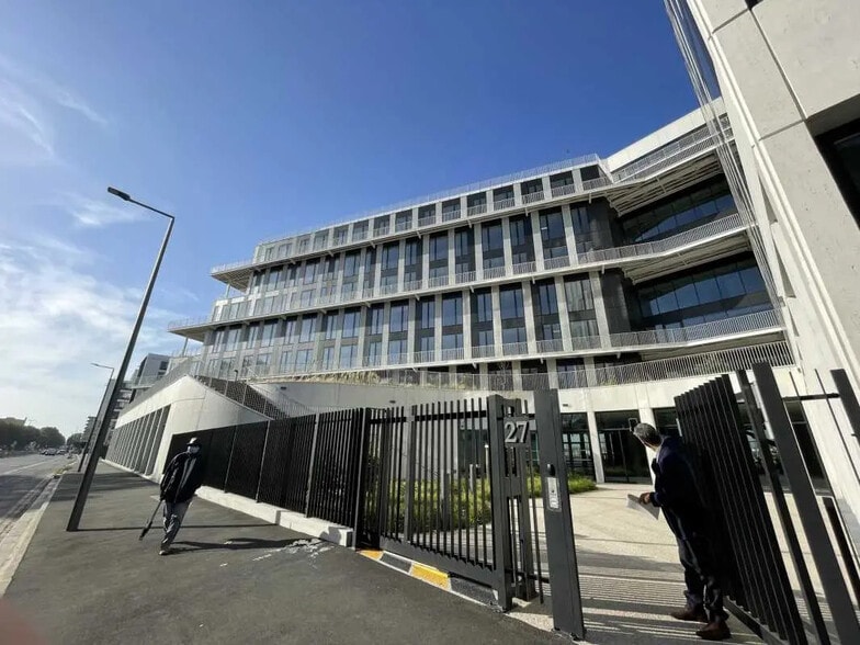 Office in Bobigny for lease - Building Photo - Image 3 of 19