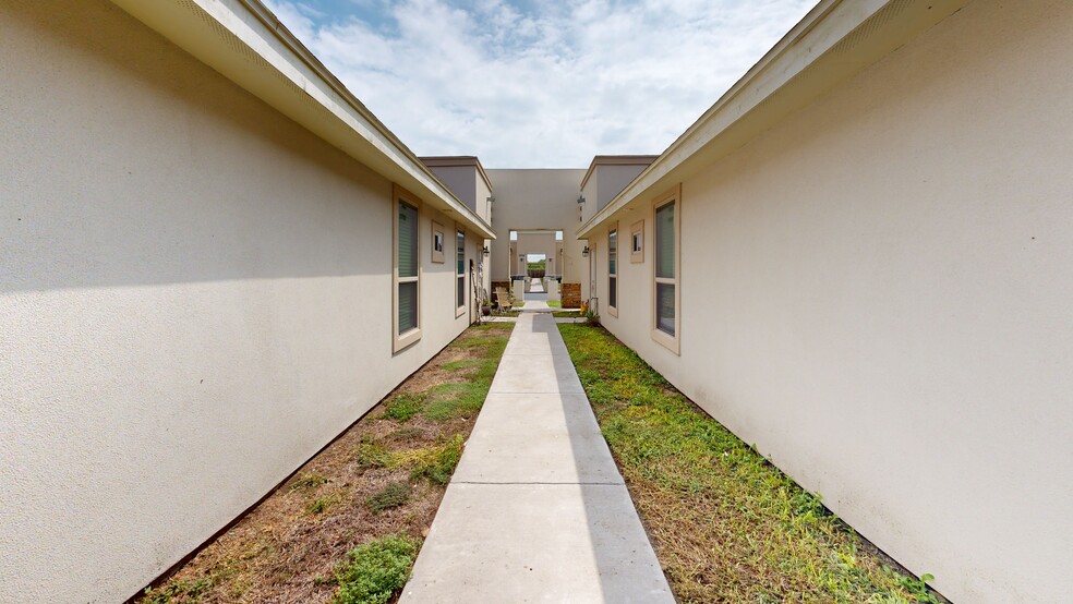 2413 N Mojave, Edinburg, TX for sale - Matterport 3D Scan - Image 3 of 31