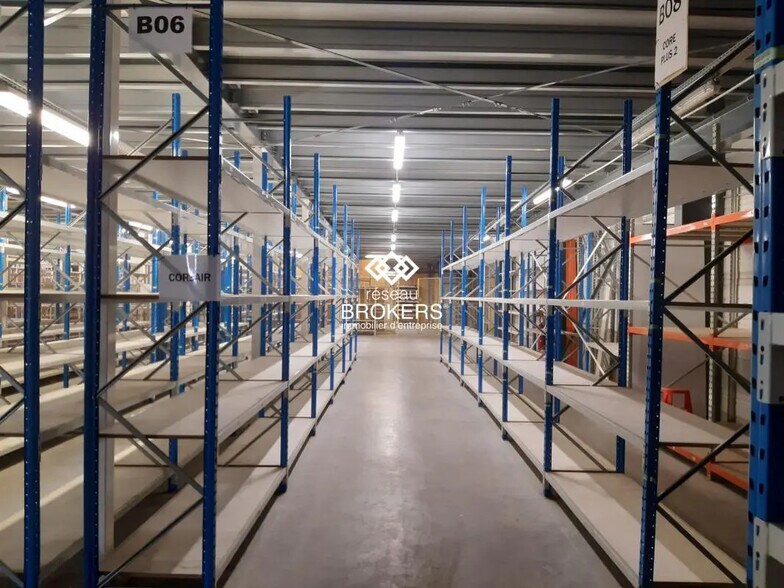 Flex in Porte-de-Savoie for lease - Interior Photo - Image 3 of 9