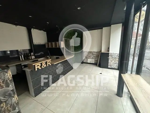Retail in Paris for lease Interior Photo- Image 1 of 9