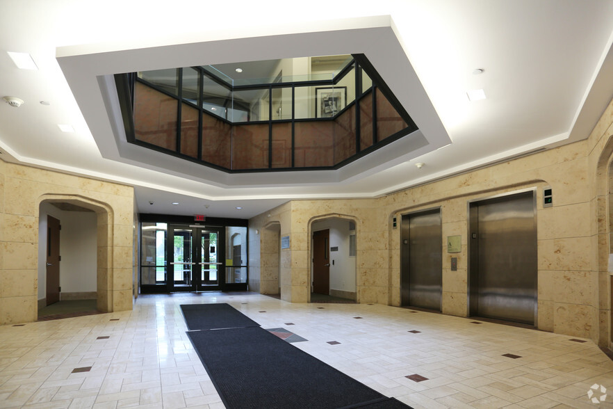 501 Franklin Ave, Garden City, NY for lease - Lobby - Image 2 of 6