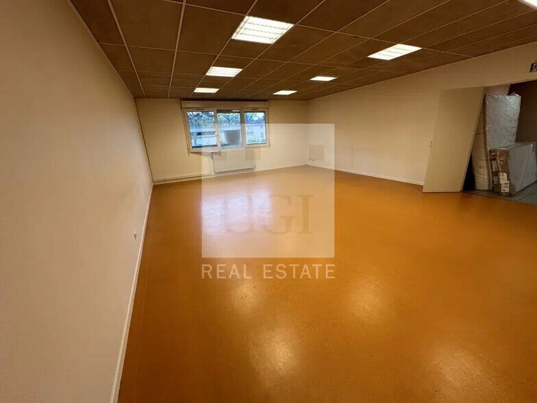 Office in Lyon for lease - Interior Photo - Image 3 of 7