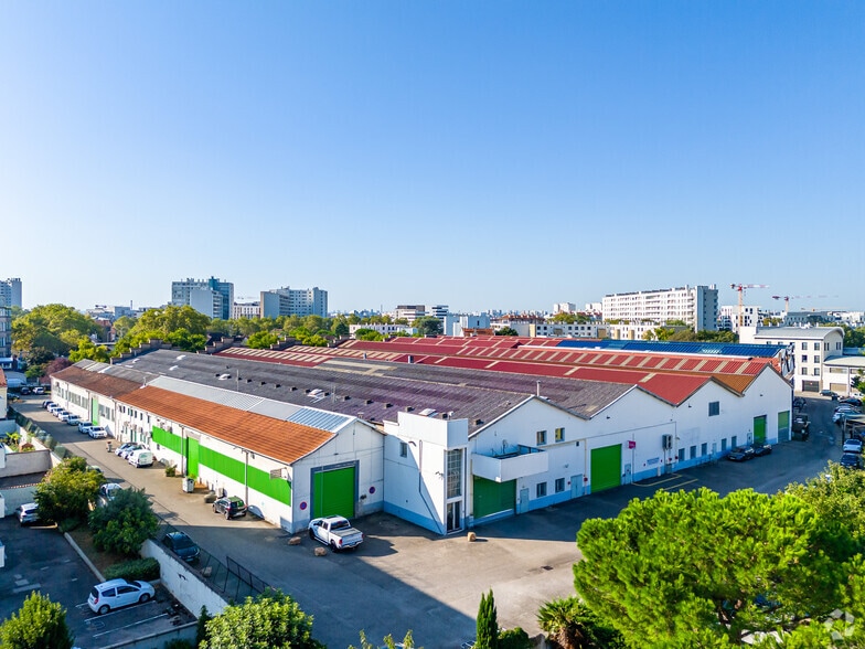 Flex in Lyon for lease - Building Photo - Image 3 of 3