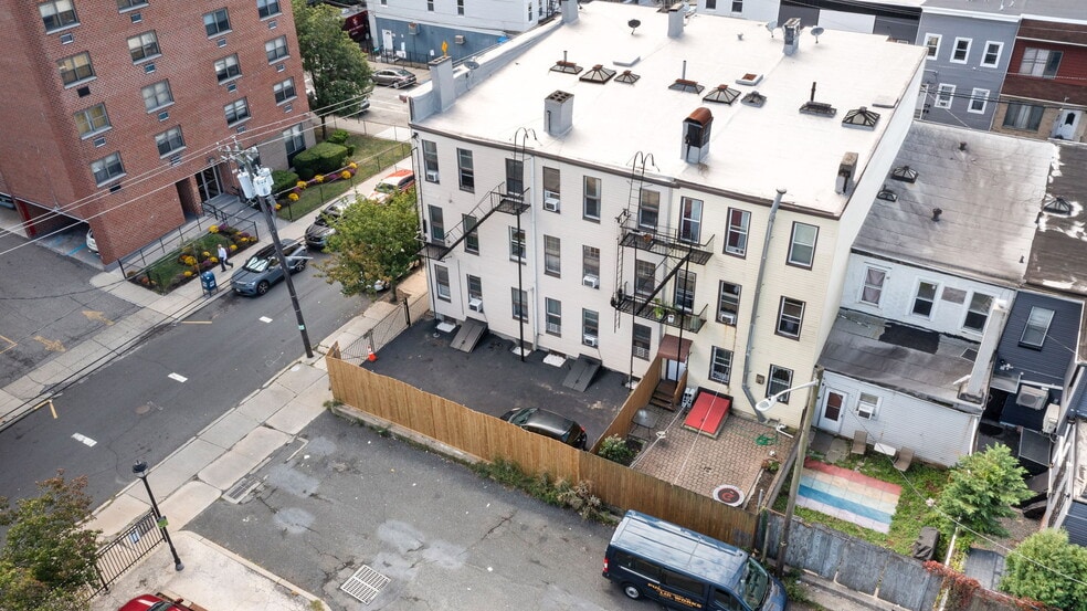 130-132 Griffith St, Jersey City, NJ for sale - Building Photo - Image 3 of 11